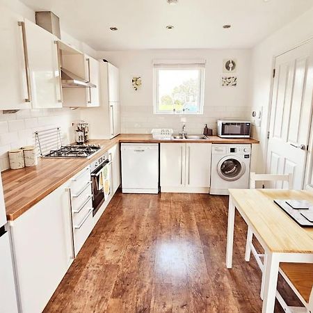 Modern 5 Bedroom Townhouse With Free Parking グラスゴー エクステリア 写真