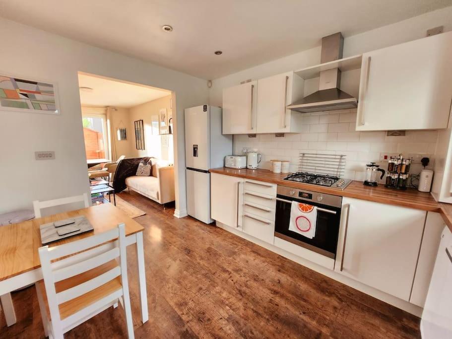 Modern 5 Bedroom Townhouse With Free Parking グラスゴー エクステリア 写真