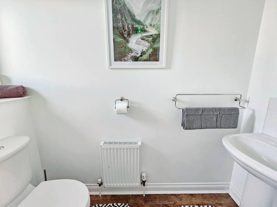 Modern 5 Bedroom Townhouse With Free Parking グラスゴー エクステリア 写真