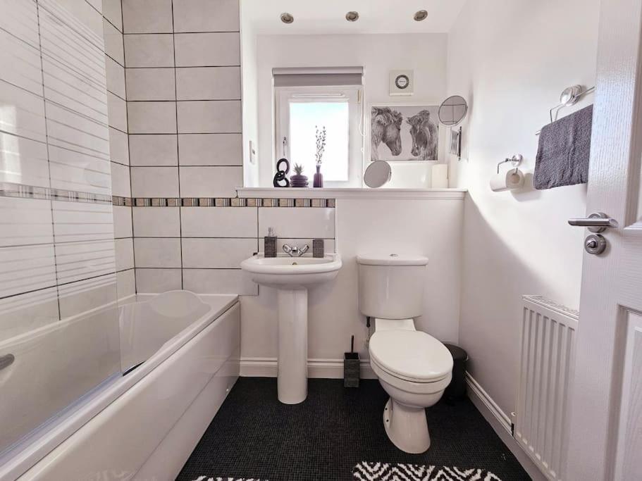 Modern 5 Bedroom Townhouse With Free Parking グラスゴー エクステリア 写真
