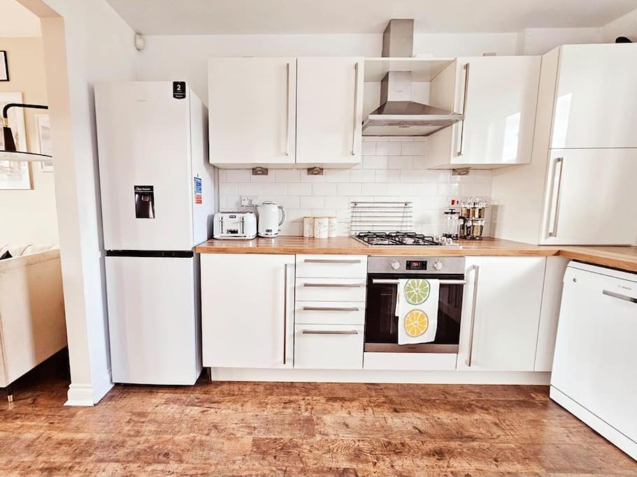 Modern 5 Bedroom Townhouse With Free Parking グラスゴー エクステリア 写真