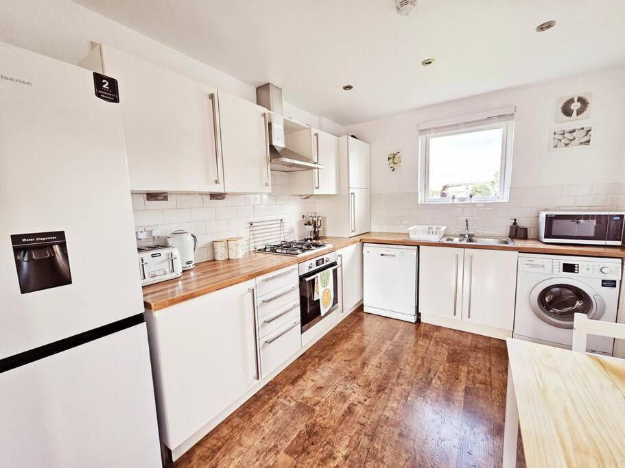 Modern 5 Bedroom Townhouse With Free Parking グラスゴー エクステリア 写真