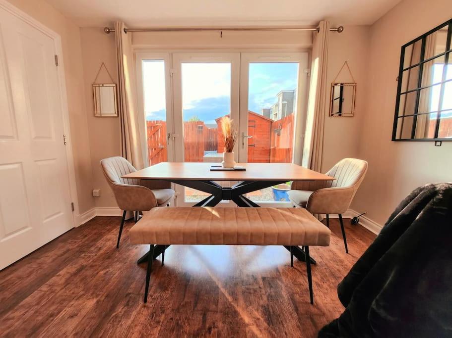 Modern 5 Bedroom Townhouse With Free Parking グラスゴー エクステリア 写真
