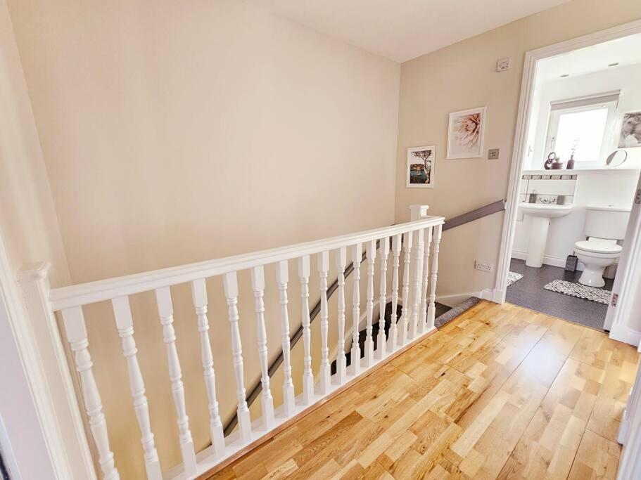 Modern 5 Bedroom Townhouse With Free Parking グラスゴー エクステリア 写真