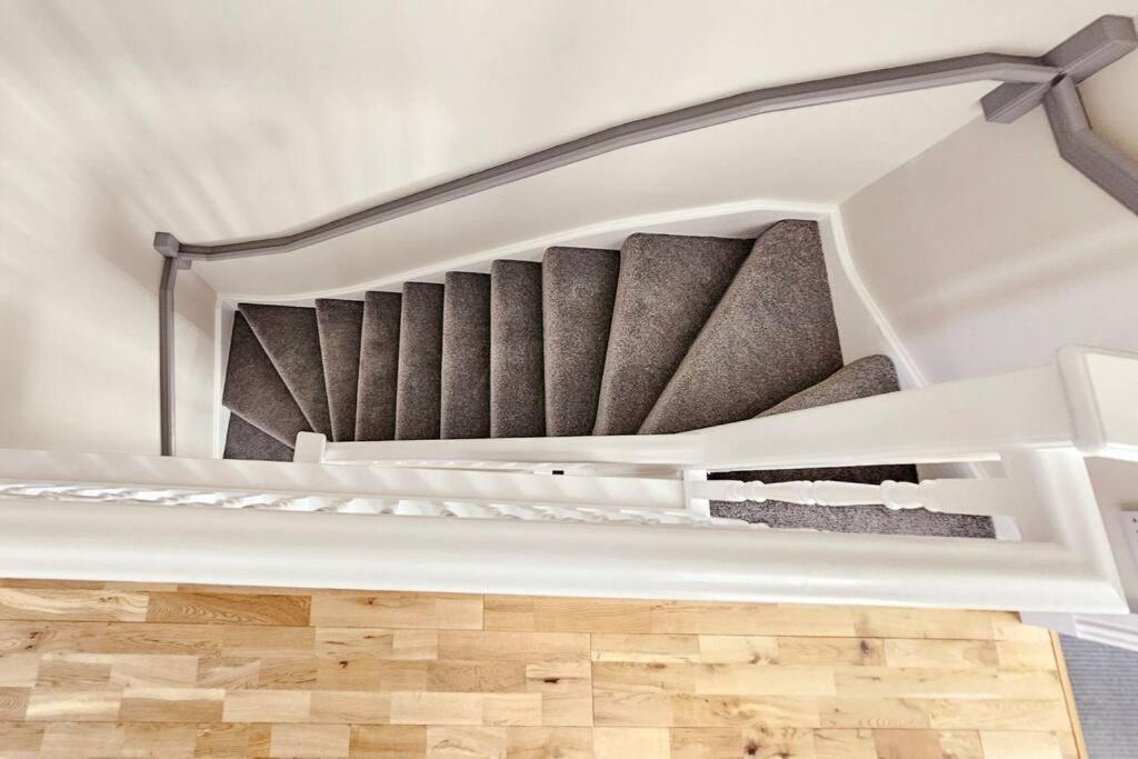 Modern 5 Bedroom Townhouse With Free Parking グラスゴー エクステリア 写真
