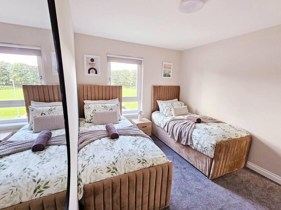 Modern 5 Bedroom Townhouse With Free Parking グラスゴー エクステリア 写真