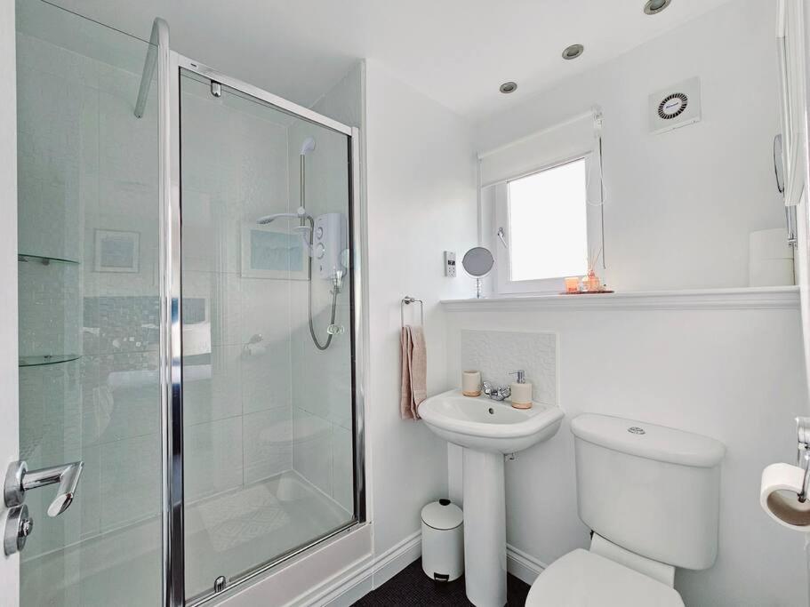 Modern 5 Bedroom Townhouse With Free Parking グラスゴー エクステリア 写真