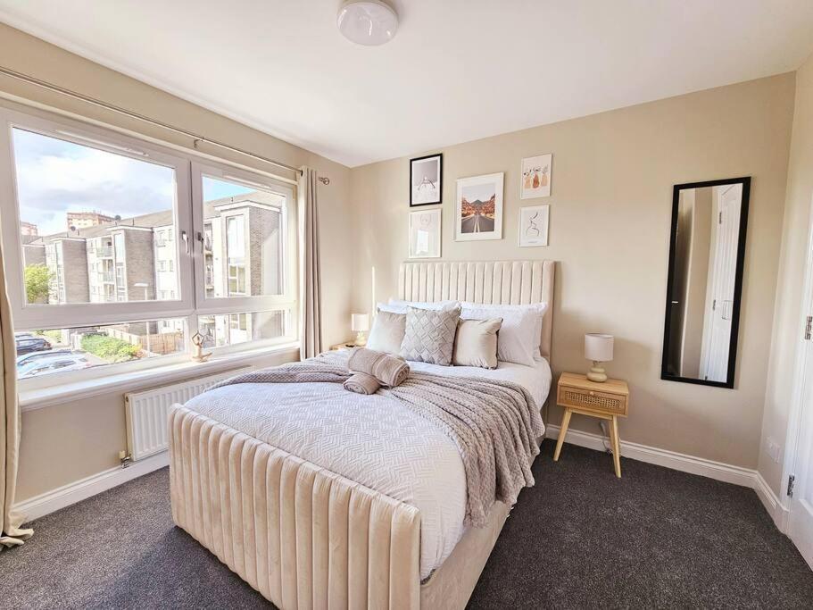 Modern 5 Bedroom Townhouse With Free Parking グラスゴー エクステリア 写真