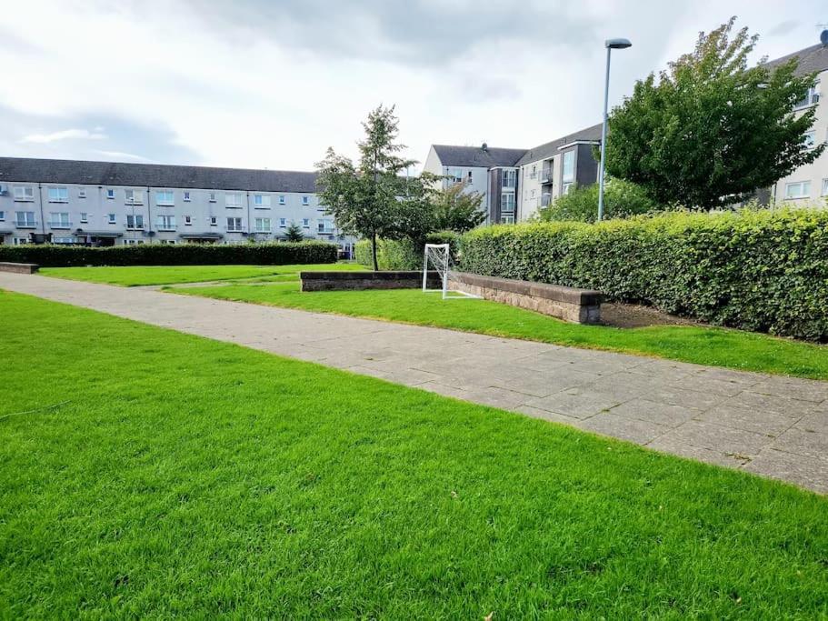 Modern 5 Bedroom Townhouse With Free Parking グラスゴー エクステリア 写真