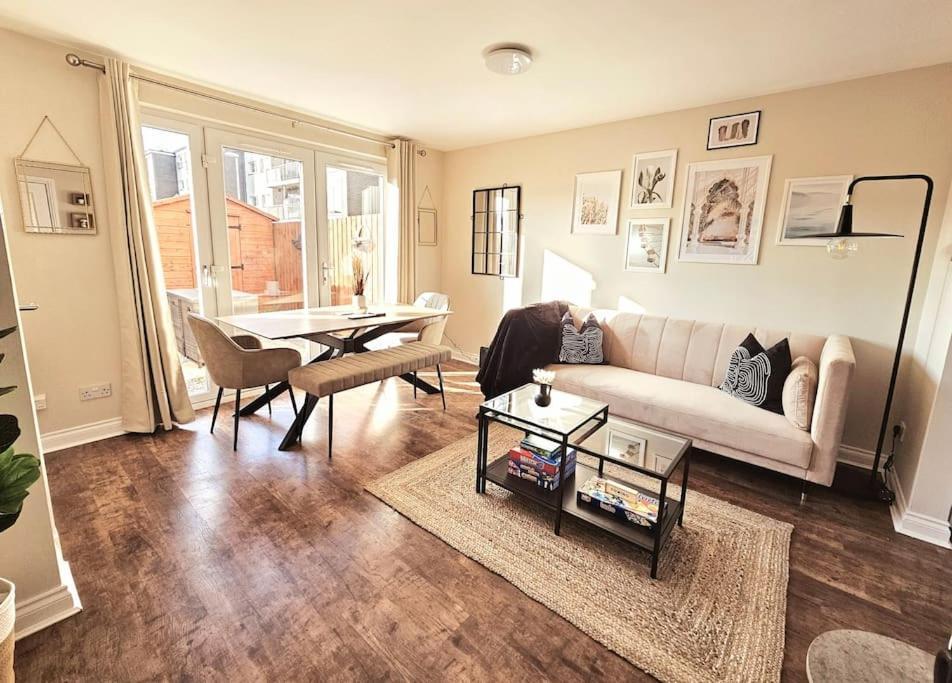 Modern 5 Bedroom Townhouse With Free Parking グラスゴー エクステリア 写真