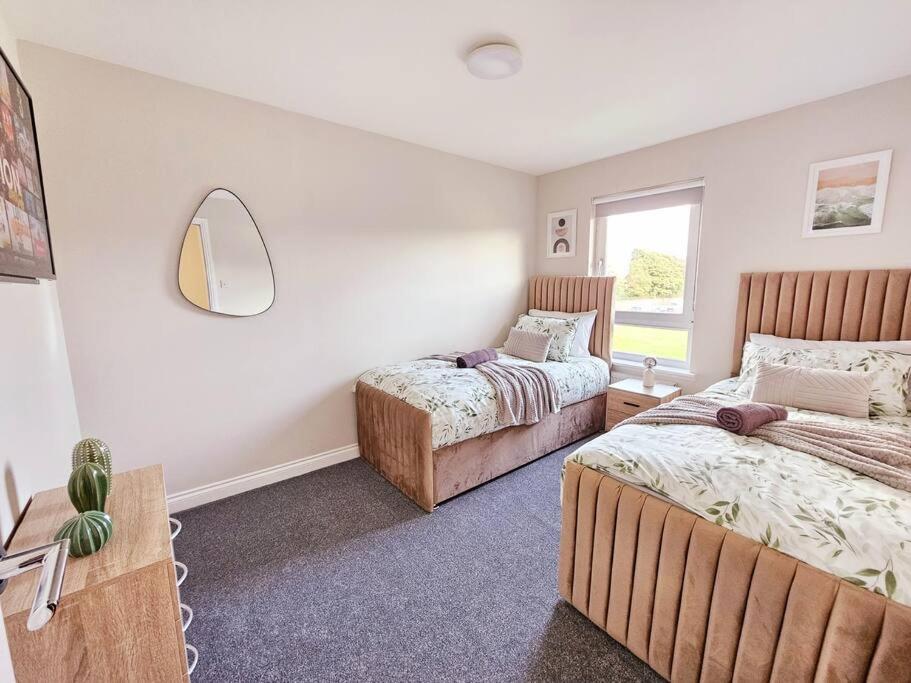 Modern 5 Bedroom Townhouse With Free Parking グラスゴー エクステリア 写真