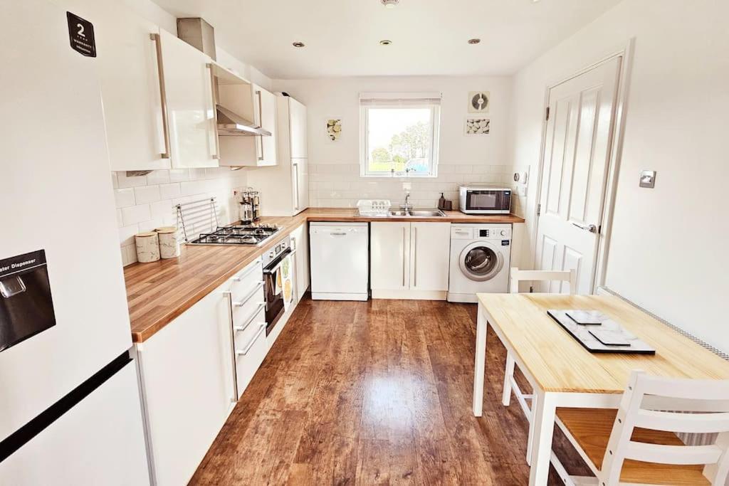 Modern 5 Bedroom Townhouse With Free Parking グラスゴー エクステリア 写真