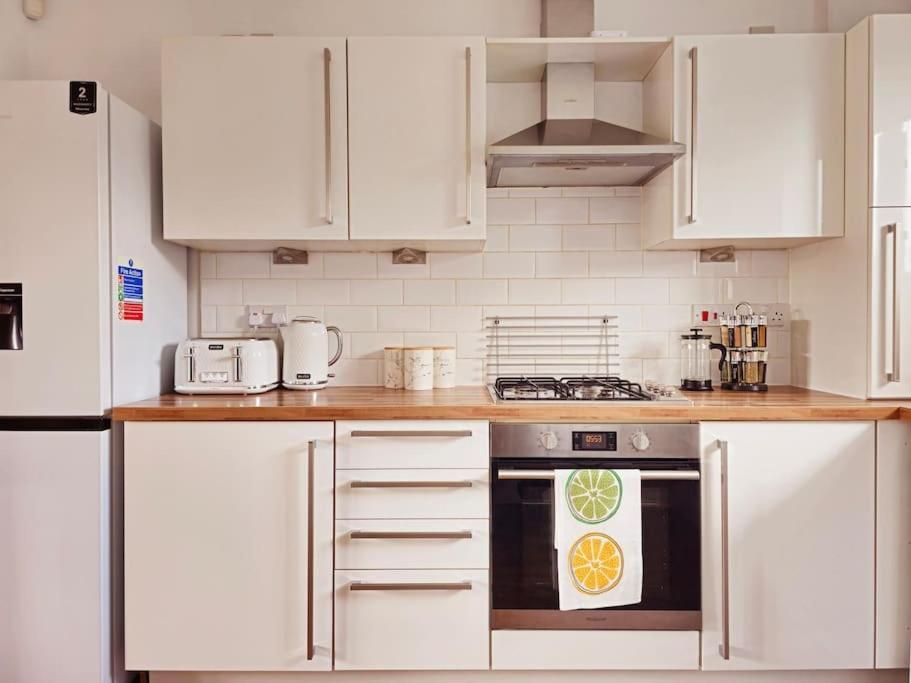 Modern 5 Bedroom Townhouse With Free Parking グラスゴー エクステリア 写真