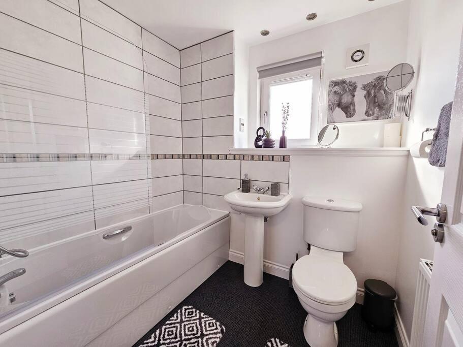 Modern 5 Bedroom Townhouse With Free Parking グラスゴー エクステリア 写真