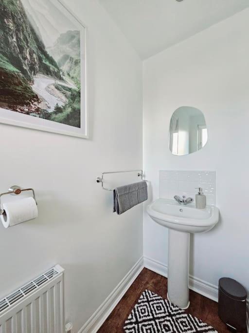 Modern 5 Bedroom Townhouse With Free Parking グラスゴー エクステリア 写真