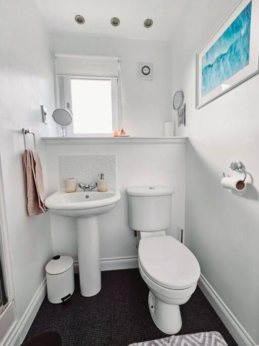 Modern 5 Bedroom Townhouse With Free Parking グラスゴー エクステリア 写真