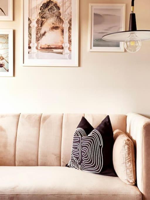 Modern 5 Bedroom Townhouse With Free Parking グラスゴー エクステリア 写真