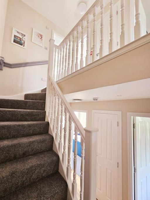 Modern 5 Bedroom Townhouse With Free Parking グラスゴー エクステリア 写真