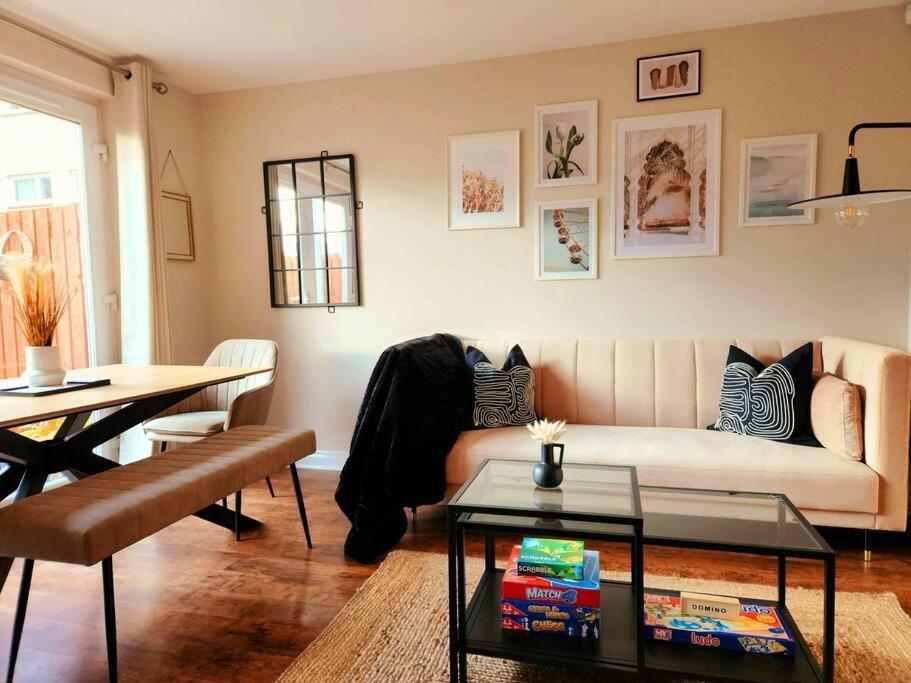 Modern 5 Bedroom Townhouse With Free Parking グラスゴー エクステリア 写真