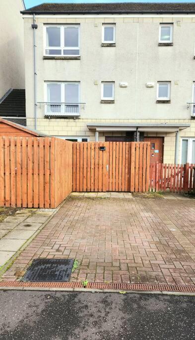 Modern 5 Bedroom Townhouse With Free Parking グラスゴー エクステリア 写真