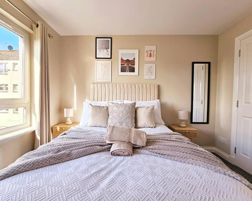 Modern 5 Bedroom Townhouse With Free Parking グラスゴー エクステリア 写真